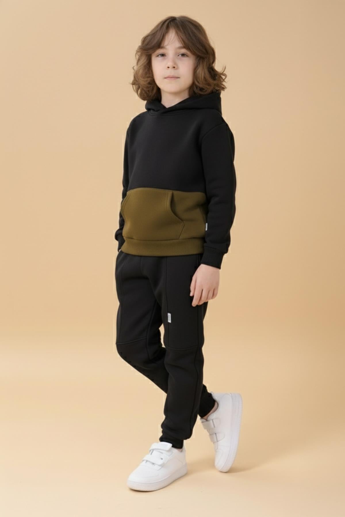Erkek Çocuk Kapüşonlu Kanguru Cepli 2 Renk Sweatshirt ve Rahat Kalıp İçi Polarlı Jogger Alt Takım – Siyah & Haki