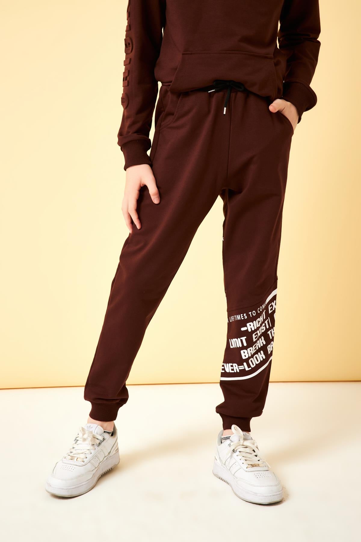 Never Look Baskı Detaylı Erkek Çocuk Eşofman Altı Kahverengi - Perendi