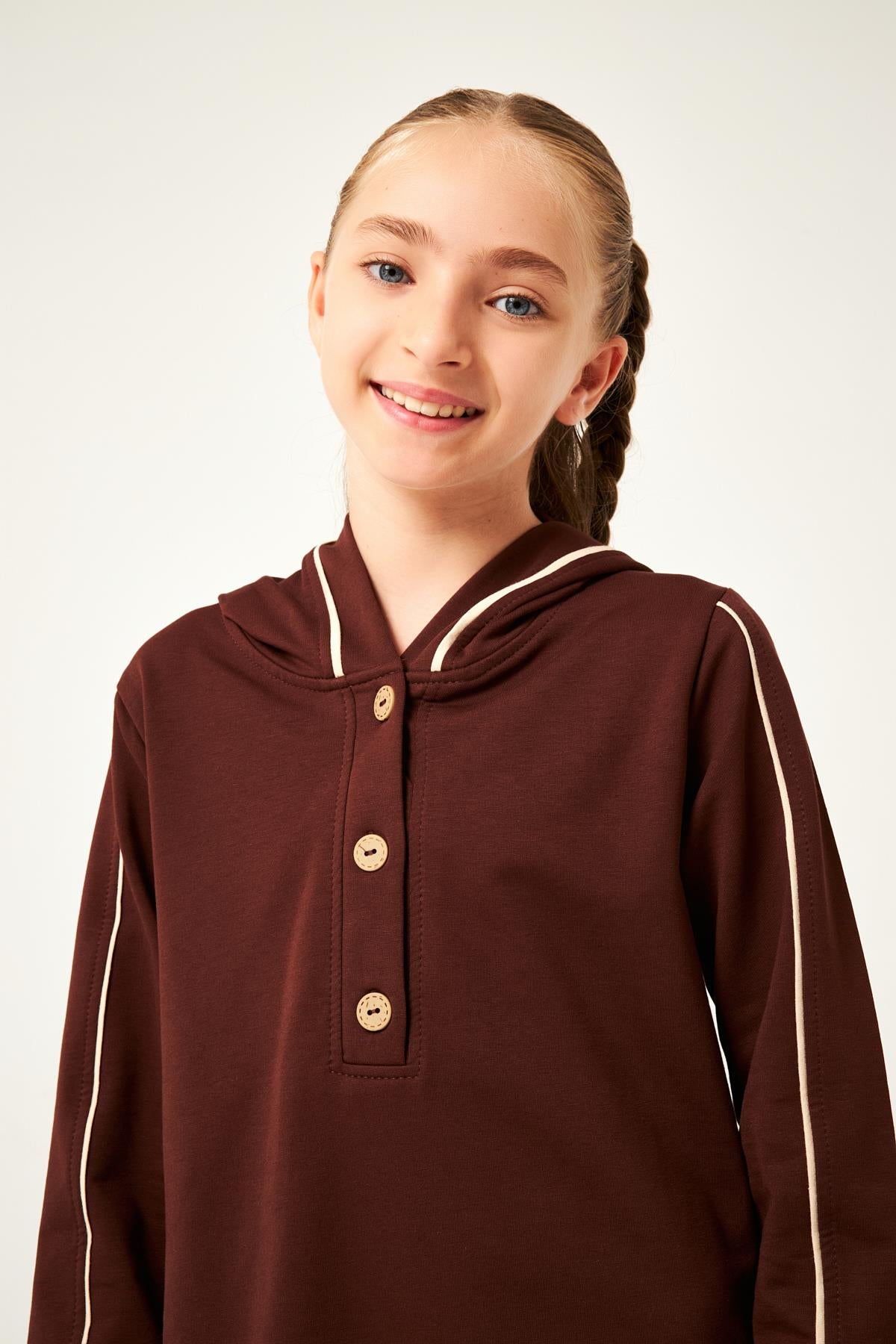 Biye Detaylı Kapüşonlu Kız Çocuk Elbise Kahverengi - Perendi