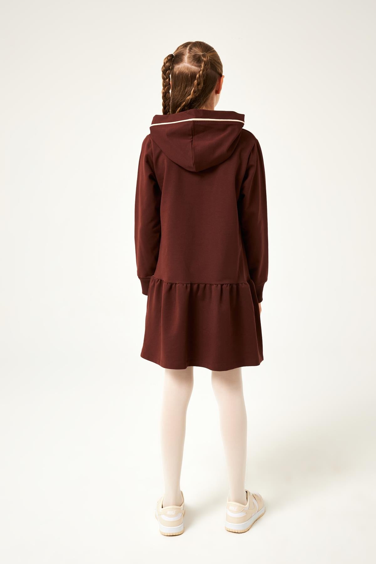 Biye Detaylı Kapüşonlu Kız Çocuk Elbise Kahverengi - Perendi