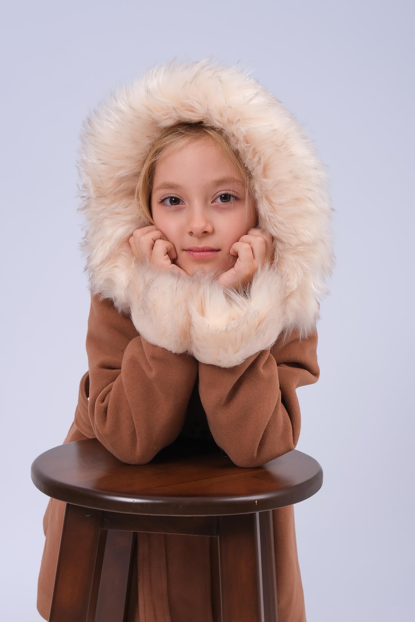 Kız Çocuk Kürk Detaylı Kapüşonlu Kuşaklı Kaşe Kaban