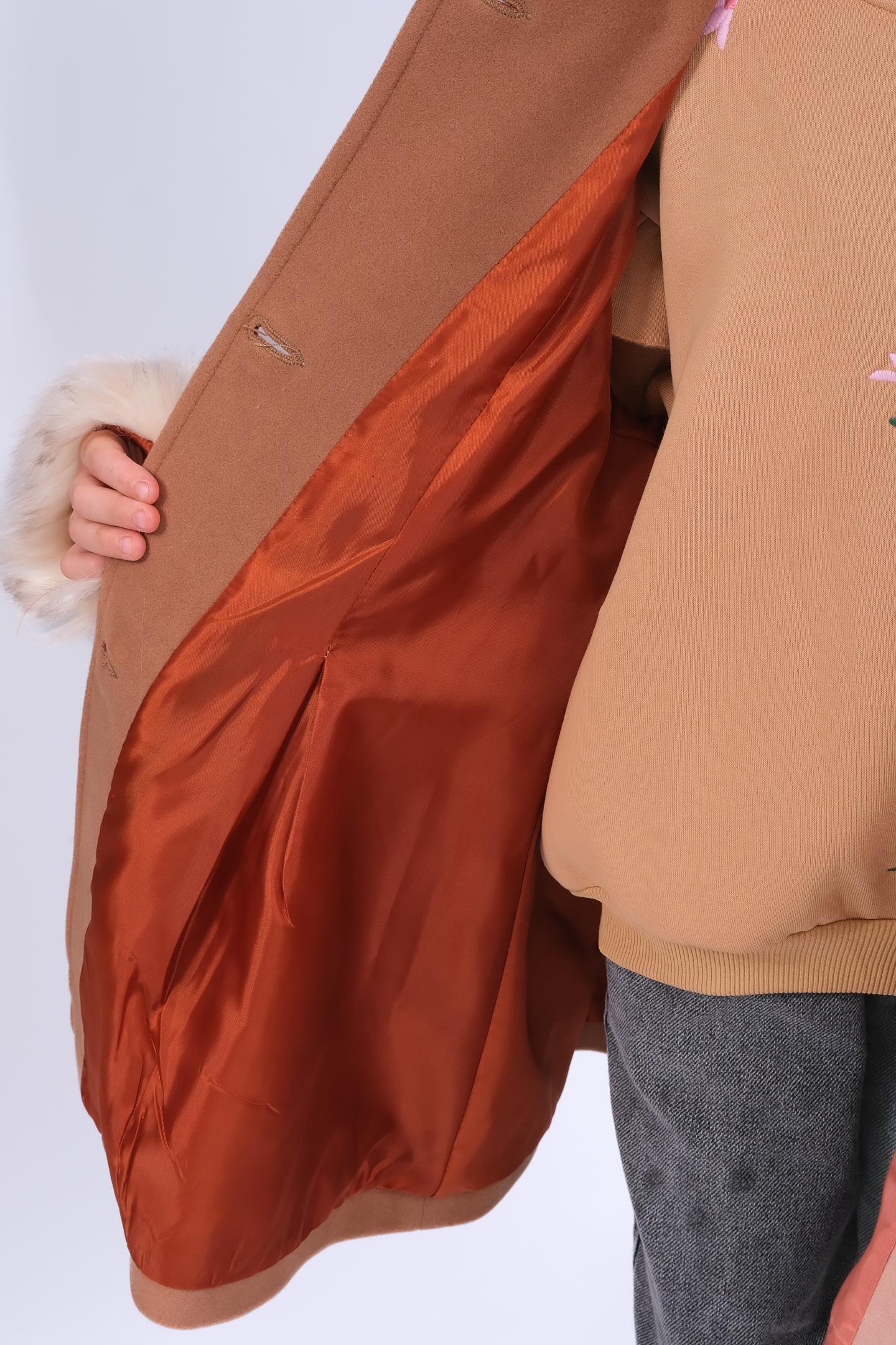 Kız Çocuk Kürk Detaylı Kapüşonlu Kuşaklı Kaşe Kaban – Kahverengi