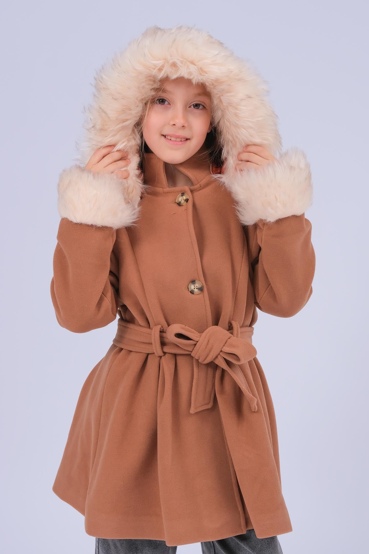 Kız Çocuk Kürk Detaylı Kapüşonlu Kuşaklı Kaşe Kaban – Kahverengi
