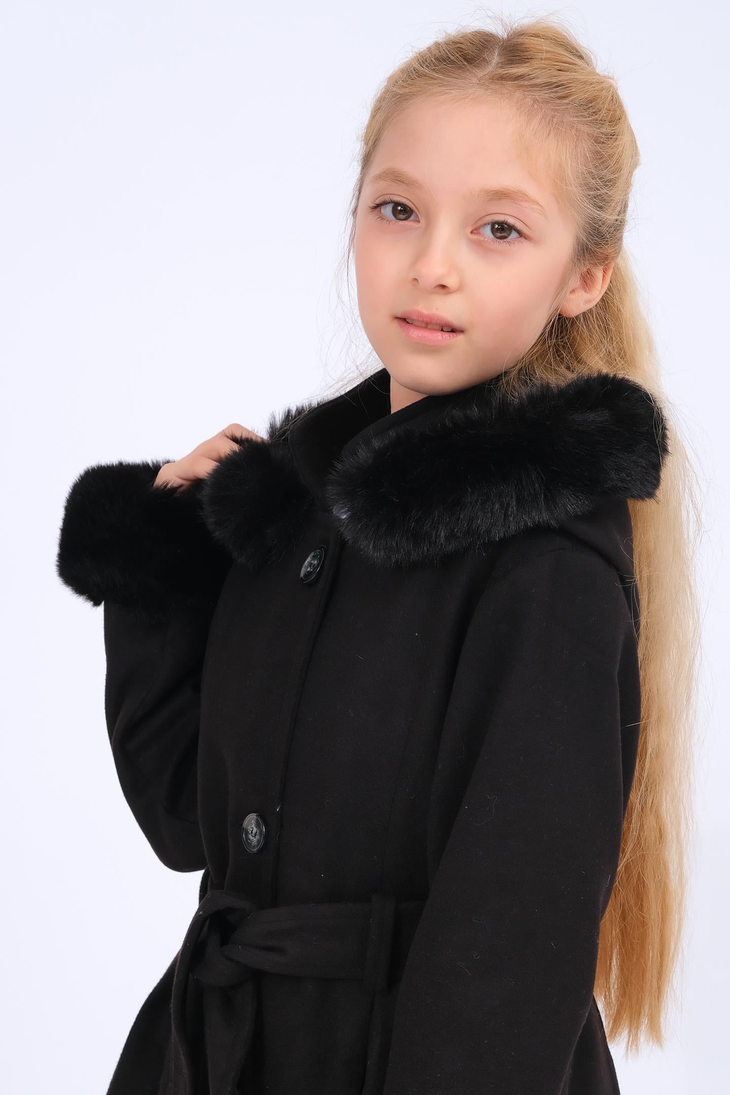 Kız Çocuk Kürk Detaylı Kapüşonlu Kuşaklı Kaşe Kaban – Siyah