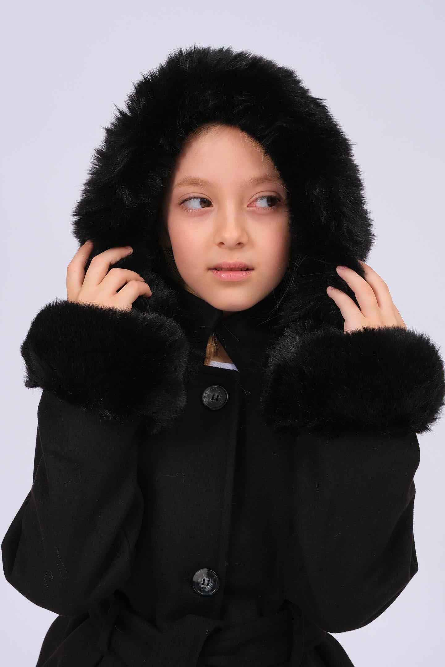 Kız Çocuk Kürk Detaylı Kapüşonlu Kuşaklı Kaşe Kaban – Siyah