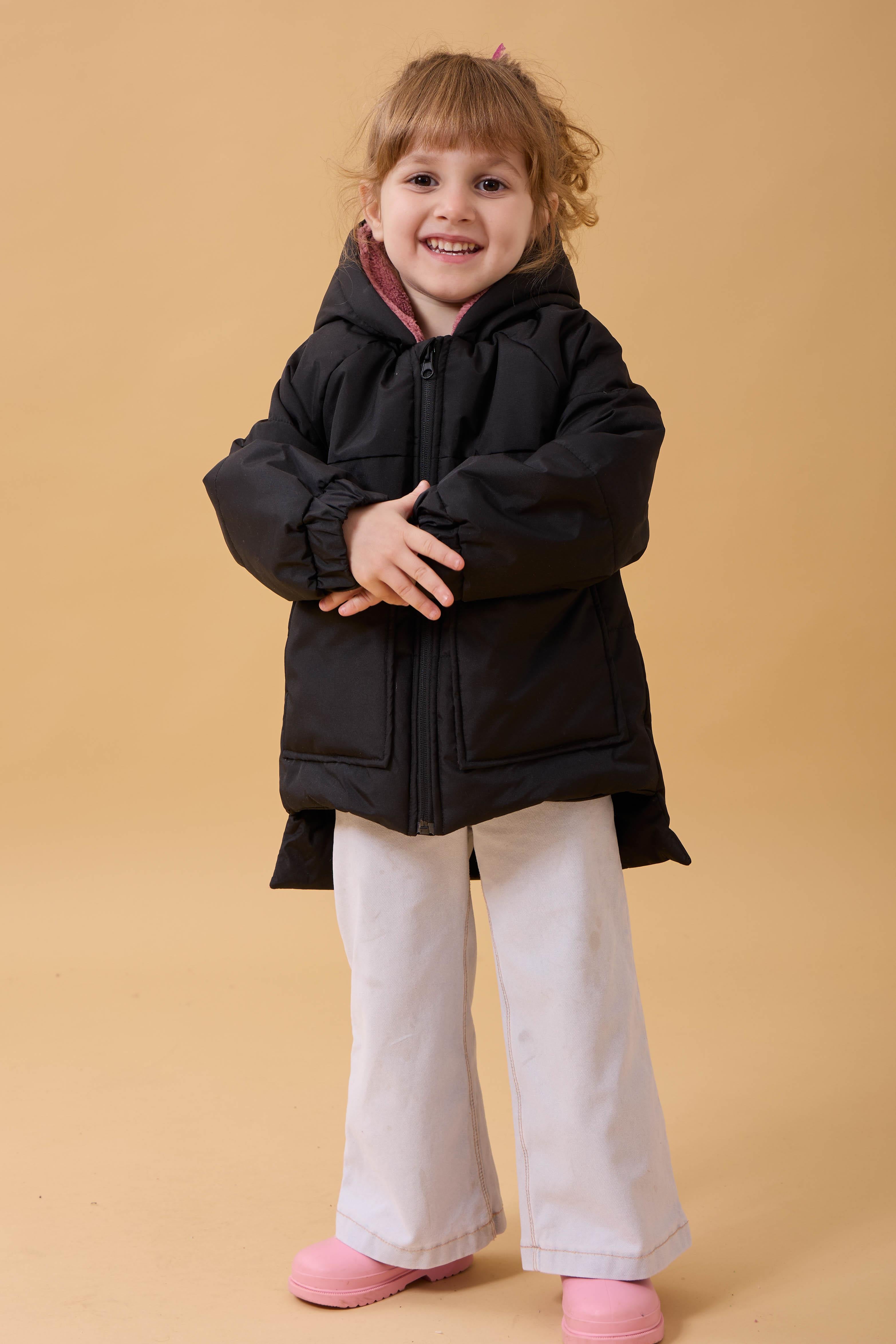 Kız Çocuk Kürklü Kulaklı ve Çanta Aksesuarlı Kalın Kışlık Mont Siyah