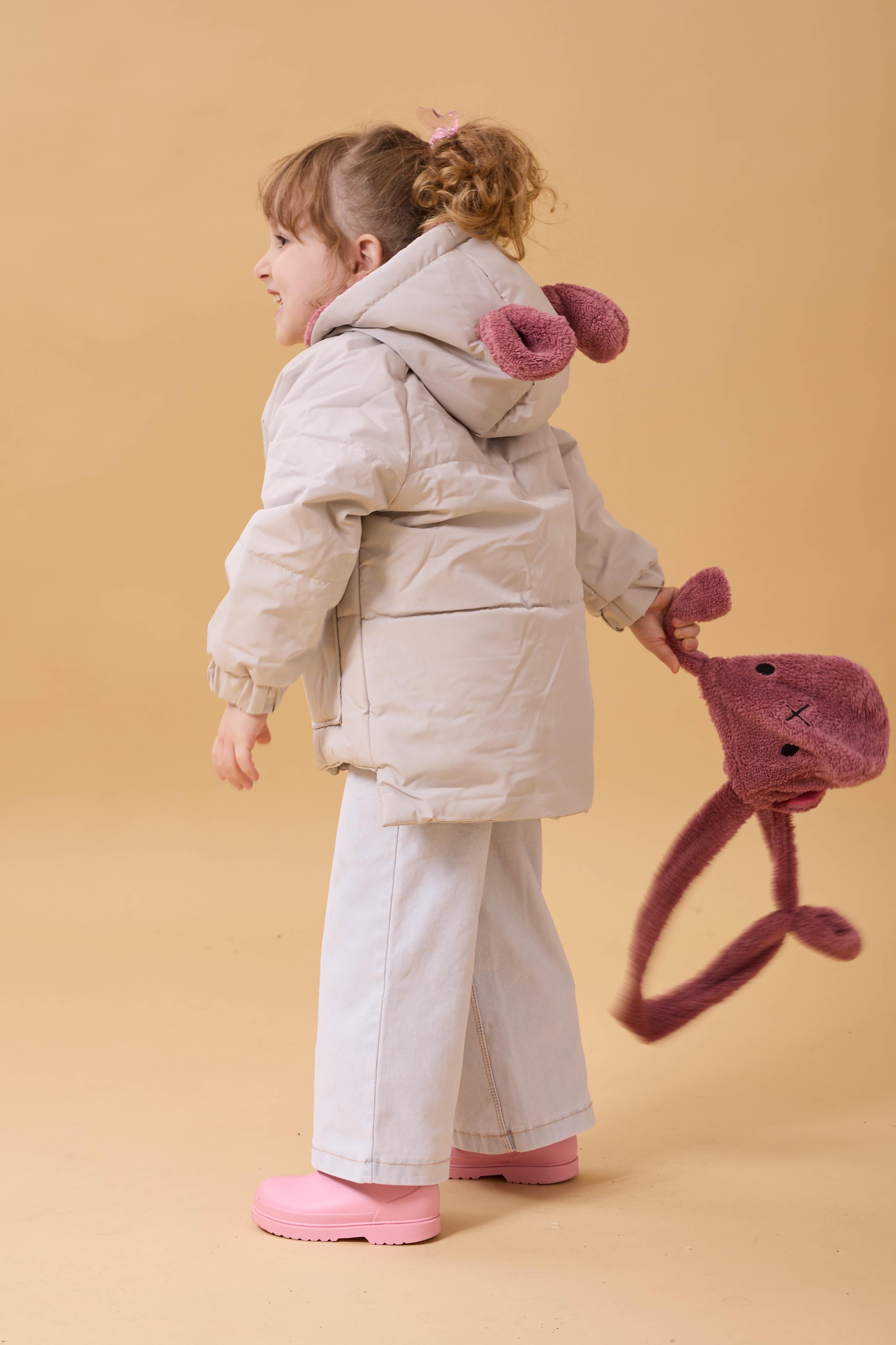 Kız Çocuk Kürklü Kulaklı ve Çanta Aksesuarlı Kalın Kışlık Mont Taş