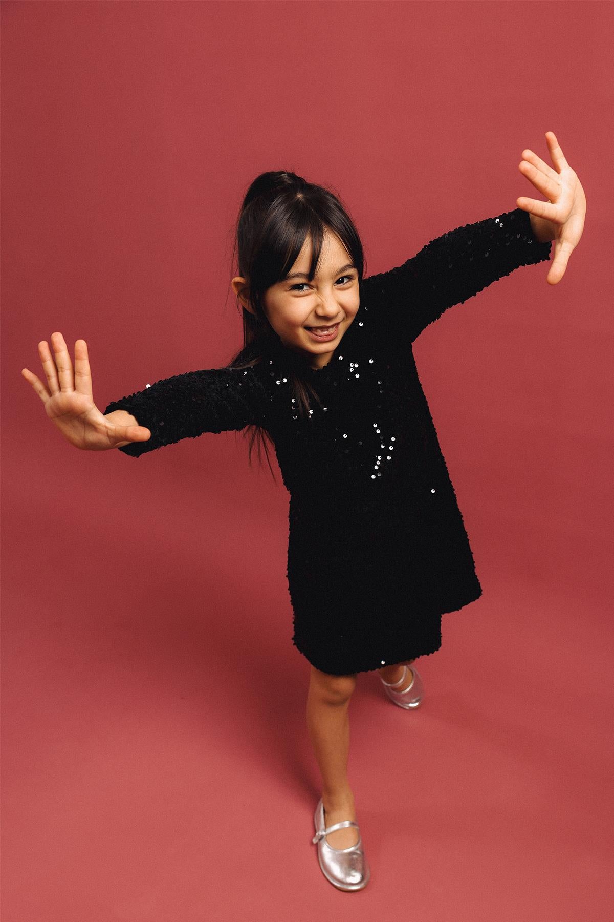 Kız Çocuk Pullu Uzun Kollu Kadife Elbise – Broş Hediyeli Özel Gün Bayramlık Elbise